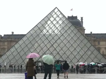 El Louvre evacuado y cerrado por temor a un atentado terrorista El Louvre evacuado y cerrado por temor a un atentado terrorista