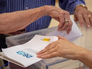 Una ciudadana deposita su voto Una ciudadana deposita su voto