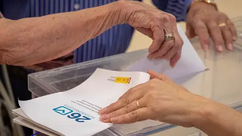 Una ciudadana deposita su voto Una ciudadana deposita su voto