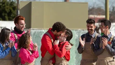 El jurado premia la ‘obra de arte’ sobre gresite de Elisa y Antonio El jurado premia la ‘obra de arte’ sobre gresite de Elisa y Antonio