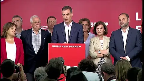 Pedro Sánchez celebra el triunfo del PSOE: "Es un orgullo y una responsabilidad" Pedro Sánchez celebra el triunfo del PSOE: "Es un orgullo y una responsabilidad"