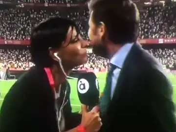 El momento en el que Mateo Alemany hacía la cobra a la periodista El momento en el que Mateo Alemany hacía la cobra a la periodista