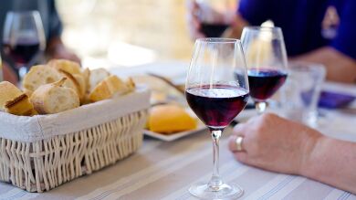 El vino, si se toma con la comida o con la cena... ayuda a adelgazar