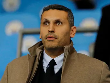 Al Mubarak en el palco del Etihad Stadium durante un partido de Champions Al Mubarak en el palco del Etihad Stadium durante un partido de Champions