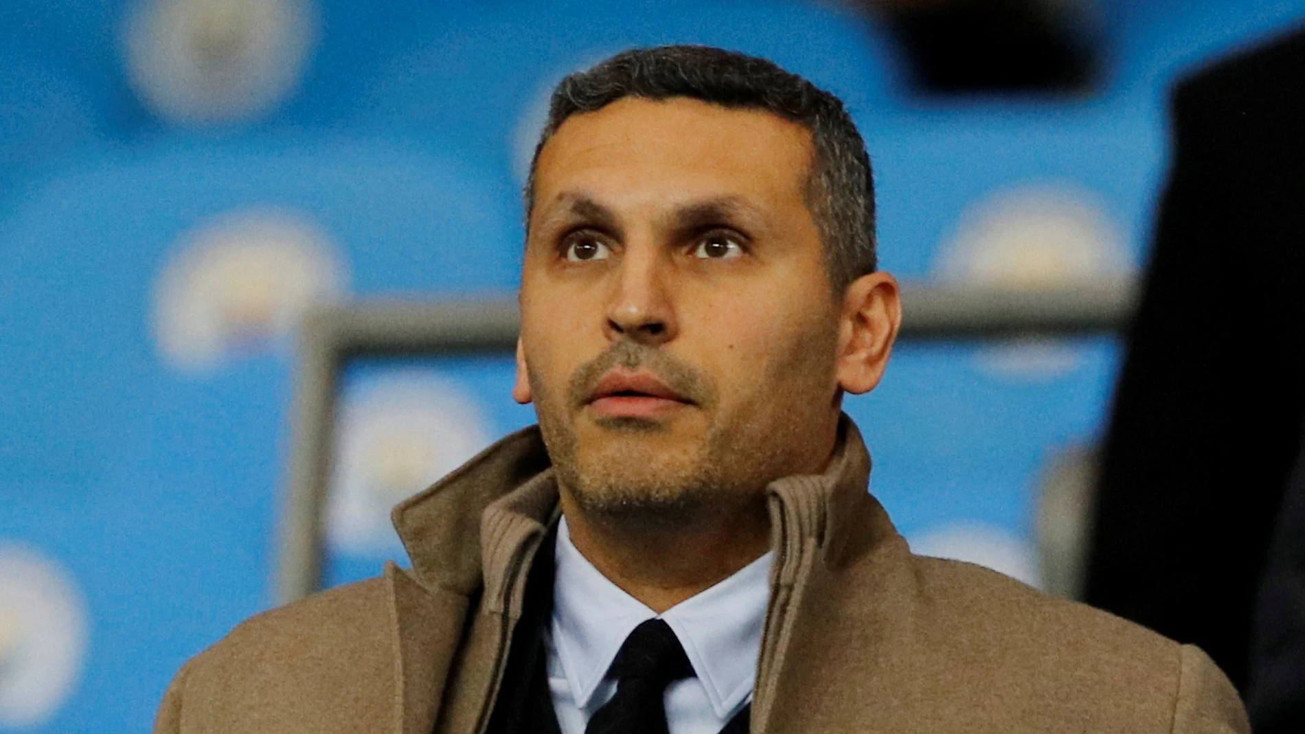 Al Mubarak en el palco del Etihad Stadium durante un partido de Champions Al Mubarak en el palco del Etihad Stadium durante un partido de Champions