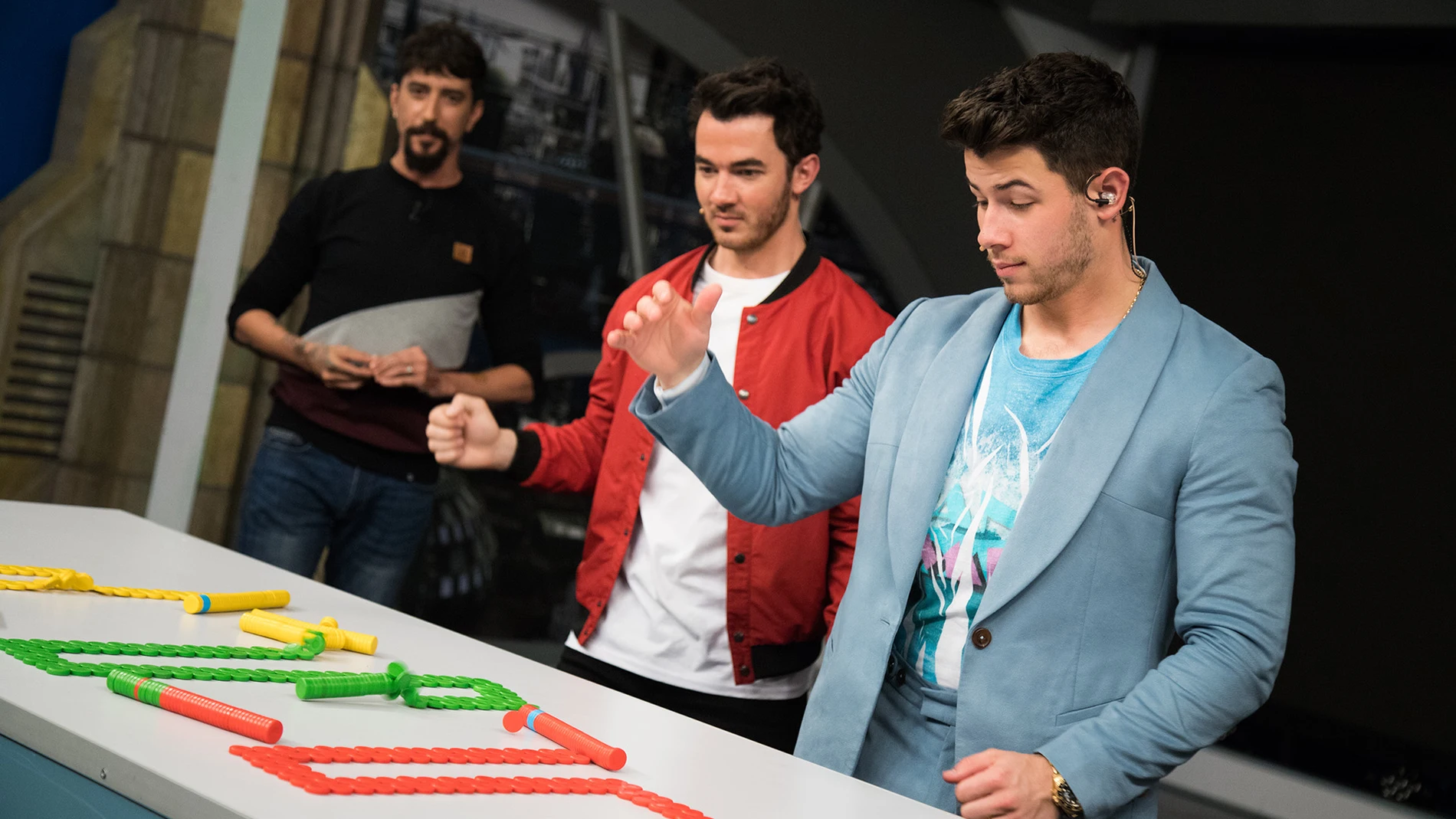 El espectacular efecto dominó magnético de Marron impresiona a los Jonas Brothers en 'El Hormiguero 3.0'