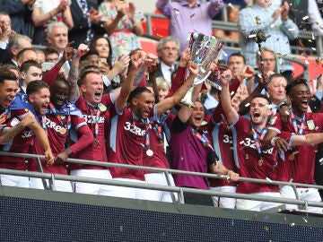 Los futbolistas del Aston Villa celebra su vuelta a la Premier