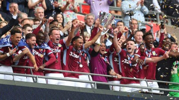 Los futbolistas del Aston Villa celebra su vuelta a la Premier