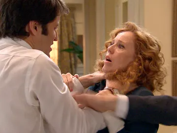 Gabriel intenta quitarle la vida a Ana Gabriel intenta quitarle la vida a Ana