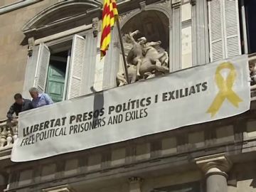 Torra vuelve a colocar la pancarta con el lazo amarillo en la Generalitat