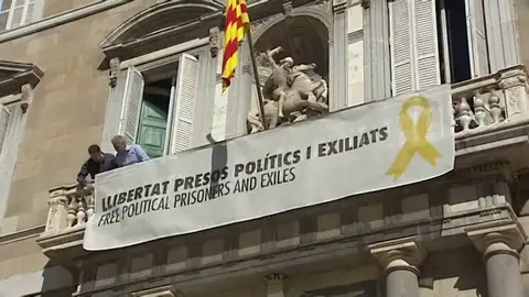 Torra vuelve a colocar la pancarta con el lazo amarillo en la Generalitat Torra vuelve a colocar la pancarta con el lazo amarillo en la Generalitat