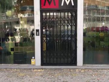 Lanzan huevos contra la sede de Glovo en Barcelona por la muerte de un repartidor