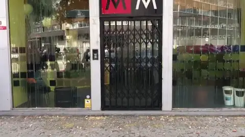 Lanzan huevos contra la sede de Glovo en Barcelona por la muerte de un repartidor Lanzan huevos contra la sede de Glovo en Barcelona por la muerte de un repartidor