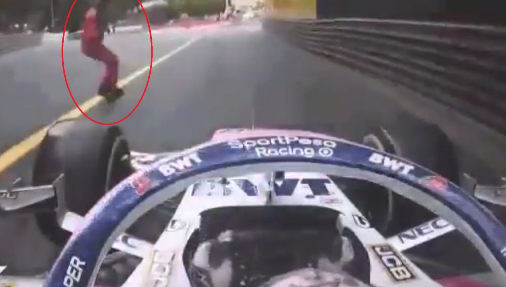 Checo Pérez, a punto de atropellar a un comisario