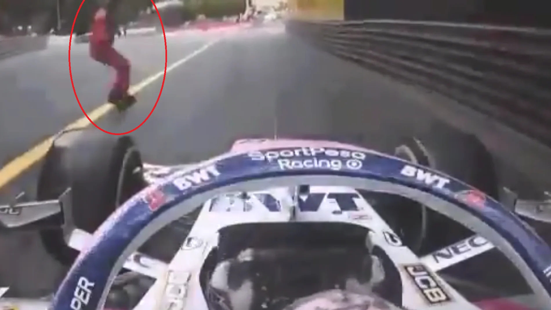 Checo Pérez, a punto de atropellar a un comisario Checo Pérez, a punto de atropellar a un comisario