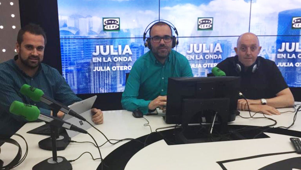 Borja Terán junto a Gustavo Vázquez, subdirector de La Sexta Noticias y Jesús Lozano, realizador de Antena 3 Noticias