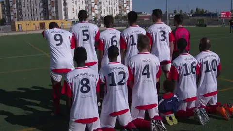 La iniciativa del Alma de África contra el racismo: los insultos que reciben, en sus camisetas La iniciativa del Alma de África contra el racismo: los insultos que reciben, en sus camisetas