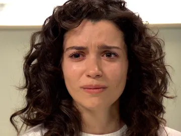 Amelia le confiesa a su padre que estuvo en la cárcel por amar a otra mujer Amelia le confiesa a su padre que estuvo en la cárcel por amar a otra mujer