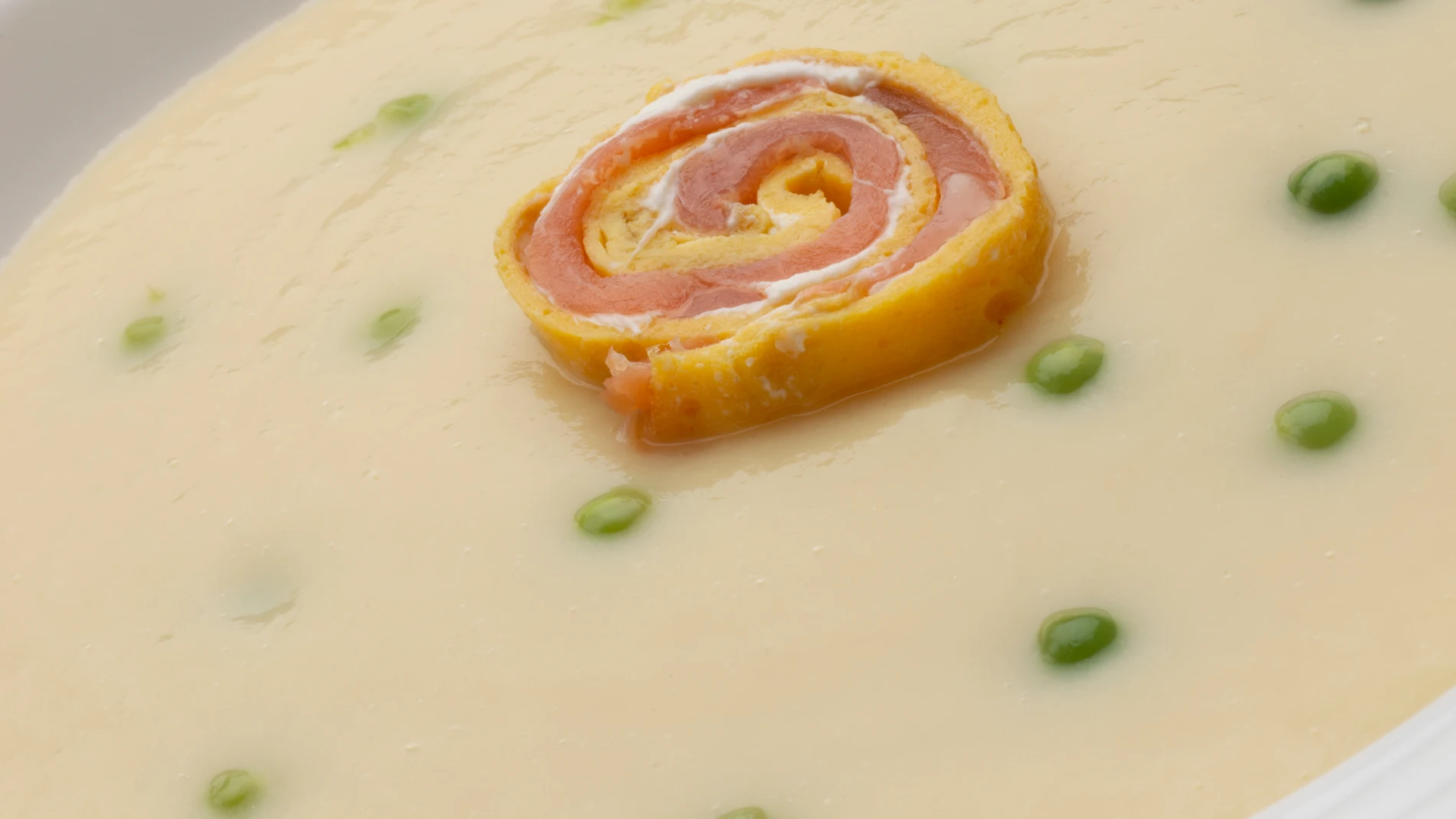 Crema de espárragos con espirales de tortilla, queso y salmón