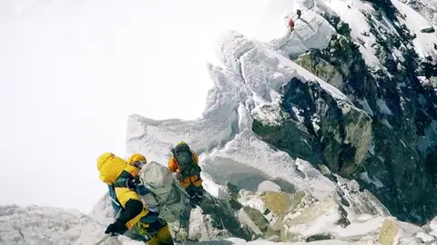 REEMPLAZO El vídeo grabado por un escalador británico antes de morir en el Himalaya REEMPLAZO El vídeo grabado por un escalador británico antes de morir en el Himalaya