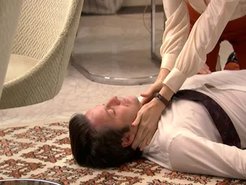 Ana trata de socorrer a Gabriel tras sufrir un infarto pero no llega a tiempo Ana trata de socorrer a Gabriel tras sufrir un infarto pero no llega a tiempo