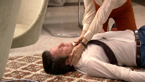 Ana trata de socorrer a Gabriel tras sufrir un infarto pero no llega a tiempo Ana trata de socorrer a Gabriel tras sufrir un infarto pero no llega a tiempo