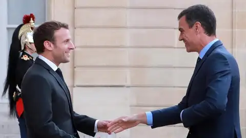 Emmanuel Macron recibe a Pedro Sánchez en París Emmanuel Macron recibe a Pedro Sánchez en París