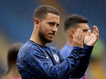 Eden Hazard aplaude a los aficionados Eden Hazard aplaude a los aficionados