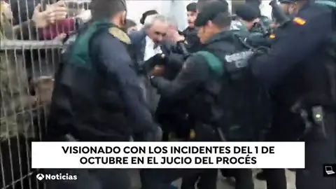El tribunal visiona las imágenes de los enfrentamientos del 1-O El tribunal visiona las imágenes de los enfrentamientos del 1-O