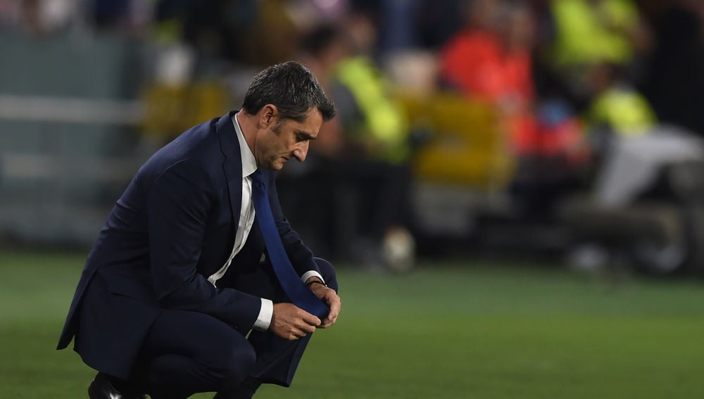 Ernesto Valverde, pensativo en la banda