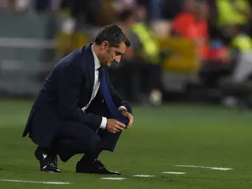Ernesto Valverde, pensativo en la banda Ernesto Valverde, pensativo en la banda