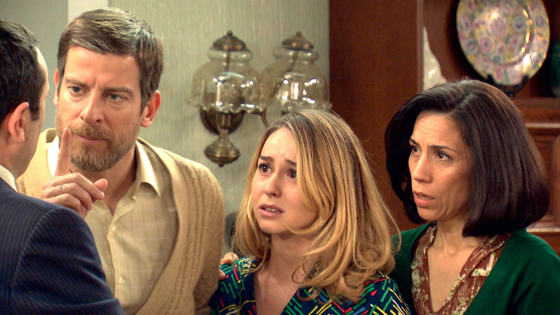 Tomás amenaza a Luisita con denunciarla por invertida