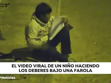 Un empresario cambia la vida al niño que tenía que hacer los deberes bajo una farola Un empresario cambia la vida al niño que tenía que hacer los deberes bajo una farola