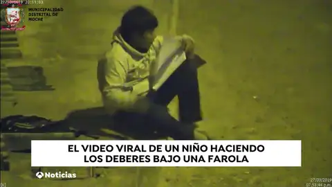 Un empresario cambia la vida al niño que tenía que hacer los deberes bajo una farola Un empresario cambia la vida al niño que tenía que hacer los deberes bajo una farola