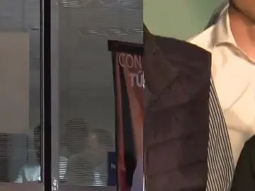 Corte de manga a Manuela Carmena Corte de manga a Manuela Carmena