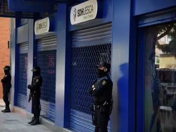 La Policía registra la sede del Huesca La Policía registra la sede del Huesca