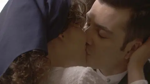 La romántica declaración de Prudencio a Lola que termina en beso La romántica declaración de Prudencio a Lola que termina en beso