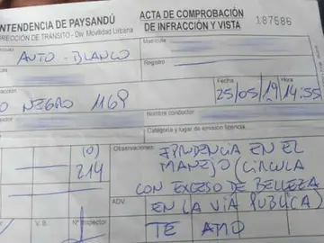 Un policía multa a una mujer por "exceso de belleza" Un policía multa a una mujer por "exceso de belleza"