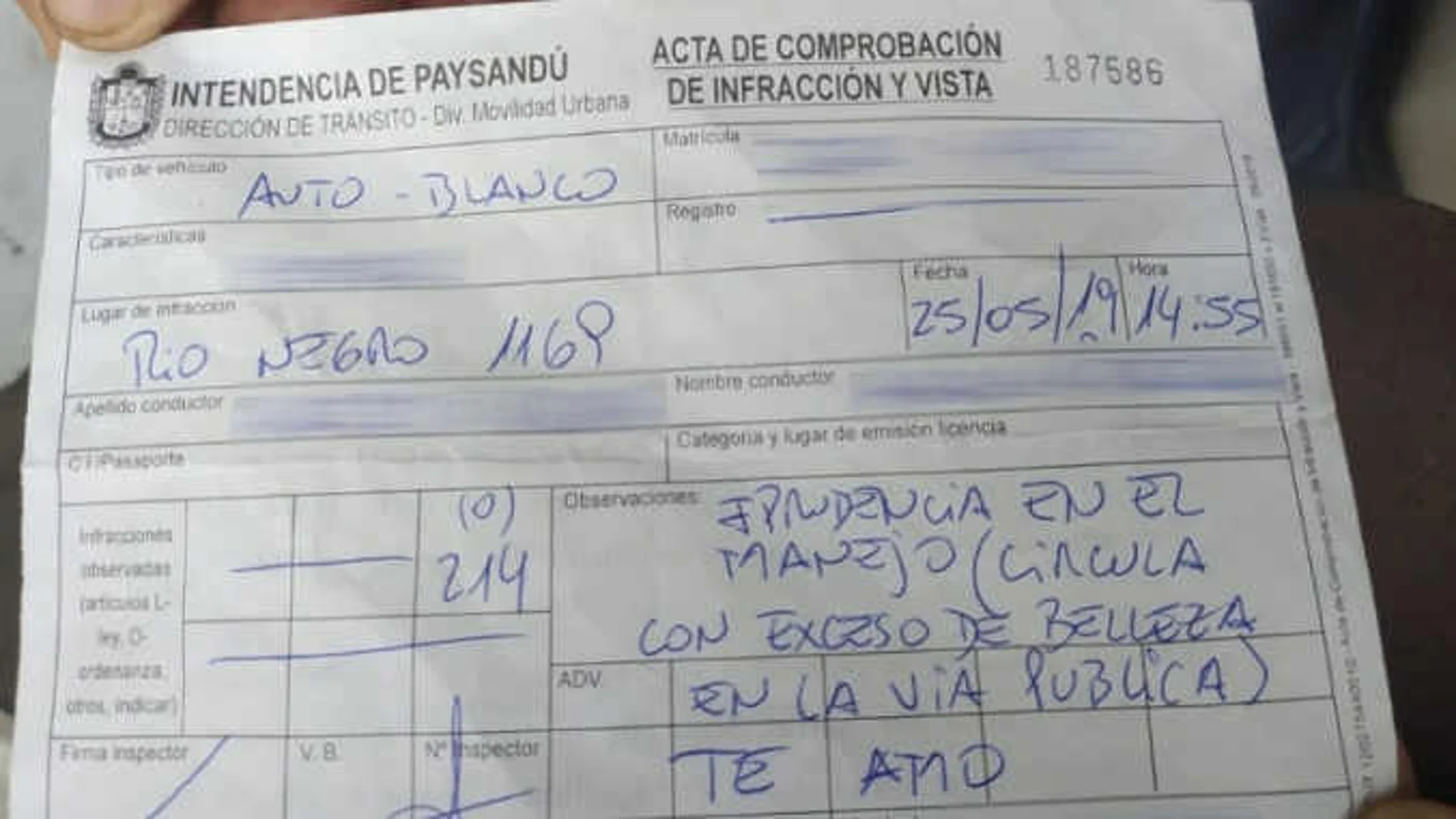 Un policía multa a una mujer por "exceso de belleza" Un policía multa a una mujer por "exceso de belleza"