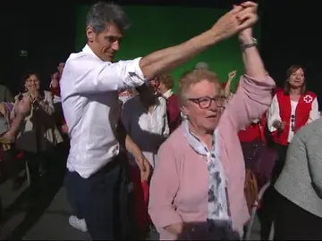 Jorge Fernández y Laura Moure se marcan un baile con su público más especial Jorge Fernández y Laura Moure se marcan un baile con su público más especial