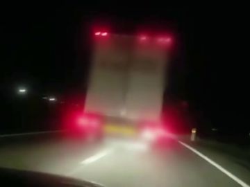 Conduce en zig zag e invade el carril contrario