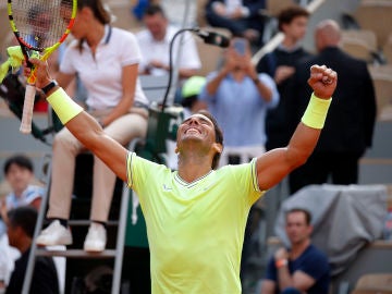 Rafa Nadal celebra su victoria sobre Nishikori en Roland Garros