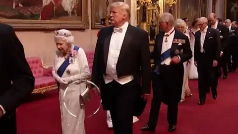 Los mensajes que envía la reina Isabel II con su bolso Los mensajes que envía la reina Isabel II con su bolso