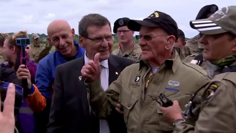 Un nonagenario se lanza en paracaídas para celebrar el 75 aniversario del Desembarco de Normandí
