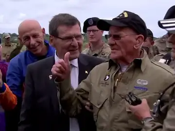 Un nonagenario se lanza en paracaídas para celebrar el 75 aniversario del Desembarco de Normandí Un nonagenario se lanza en paracaídas para celebrar el 75 aniversario del Desembarco de Normandí