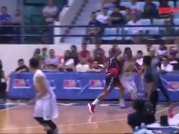 El ex NBA Terrence Jones recibe un brutal puñetazo en la liga filipina