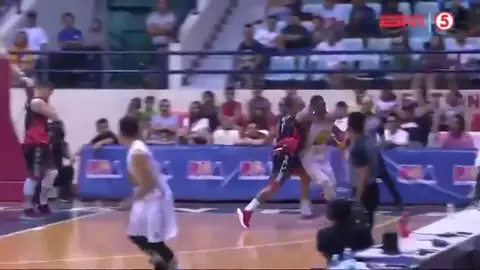 El ex NBA Terrence Jones recibe un brutal puñetazo en la liga filipina El ex NBA Terrence Jones recibe un brutal puñetazo en la liga filipina