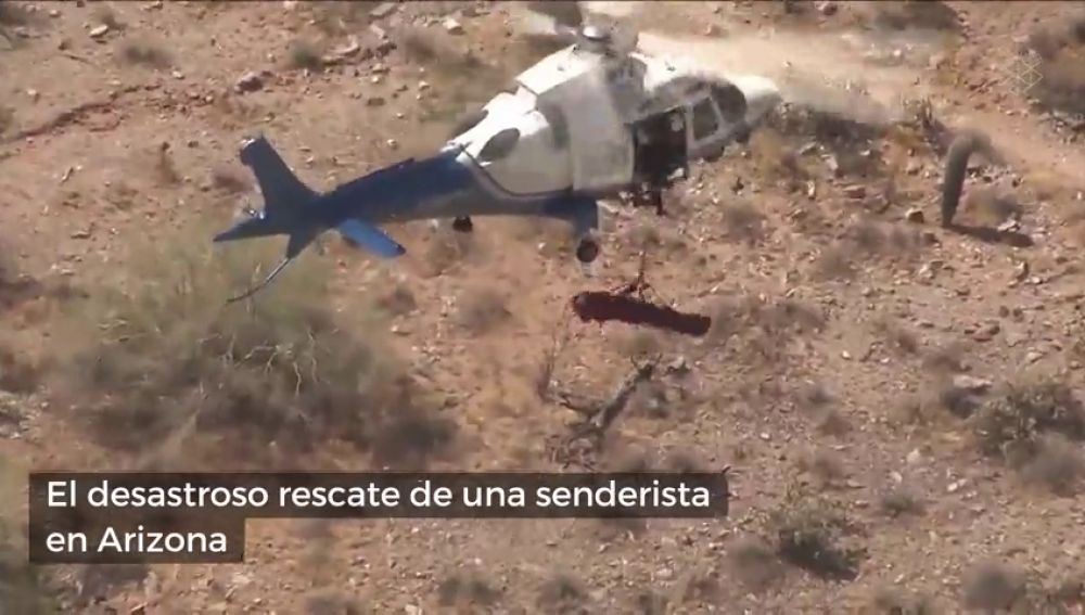 El desastroso rescate de una senderista en Airzona: se queda suspendida en el aire y girando sin parar 