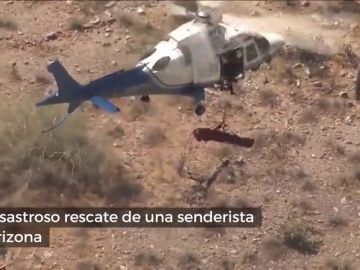 El desastroso rescate de una senderista en Airzona: se queda suspendida en el aire y girando sin parar 