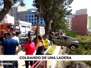  El conductor del coche que quedó colgado en una ladera: "No te puedes poner nervioso, alguien te socorrerá"